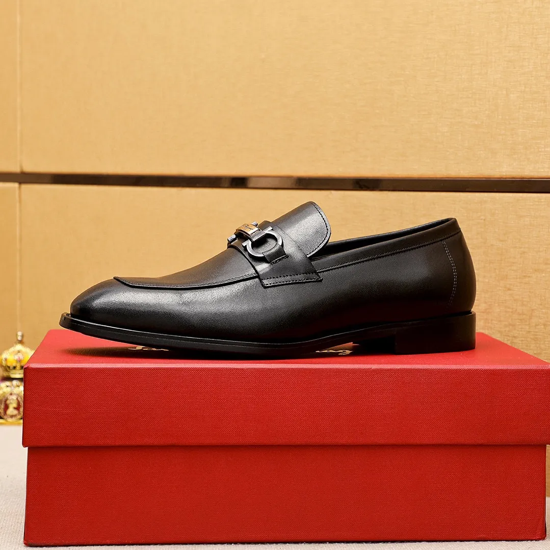 Men's shoes 💰460 💐 Product trademark: Ferragamo "Ferragamo" casual leather shoes Regular size: 38-44 (45.46🉑️customized) Product materials: Selected imported first-layer calfskin upper + luxury hardware buckle, imported water-dyed cowhide leather lining. Strong three-dimensional visual effect, original rubber outsole Color: 1⃣️color optional